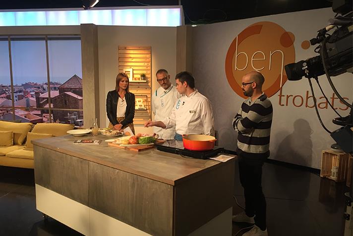 Oscar Teixidó i l’alumne Marc Navarro presenten a Ben trobats el plat favorit dels catalans